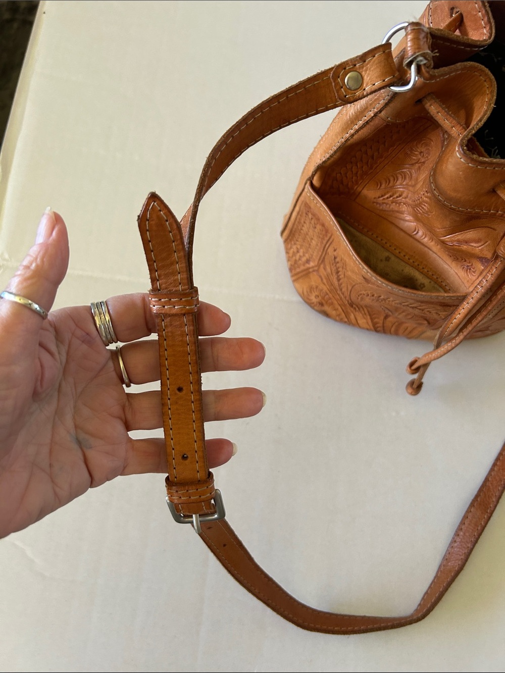 LEATHER DRAWSTRING CROSSBODY BUCKET BAG FEATURING HAND TOOLED FLORAL PATTERNS - Picture 4 of 12